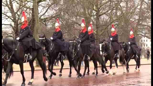 El cambio de la Guardia Real en Londres cambia de horario y aumenta la seguridad