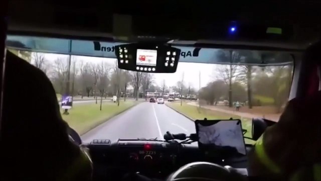 Cette femme panique au volant en voyant débouler les pompiers derrière elle
