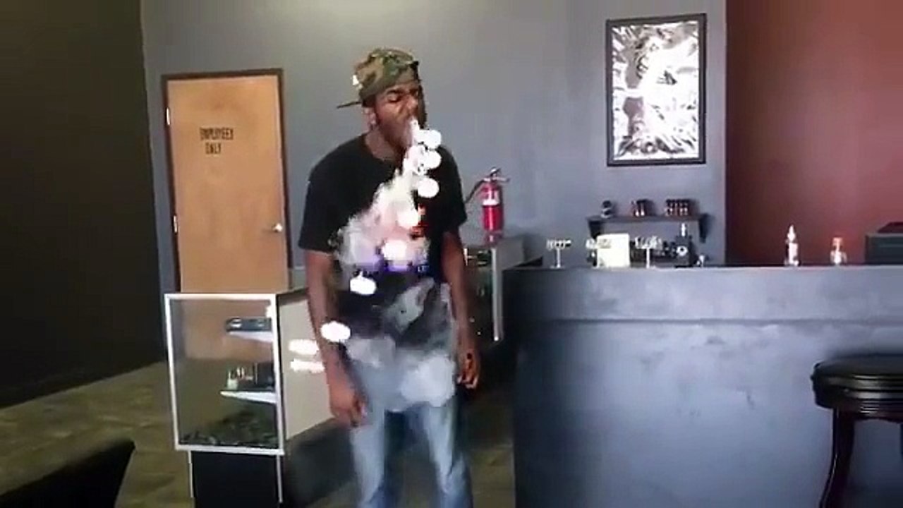 Grace à la fumée de sa cigarette électronique, il fait une sublime méduse