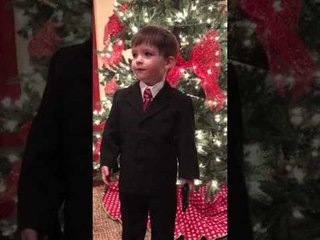 Un petit garçon est très heureux de recevoir un smoking pour Noël !