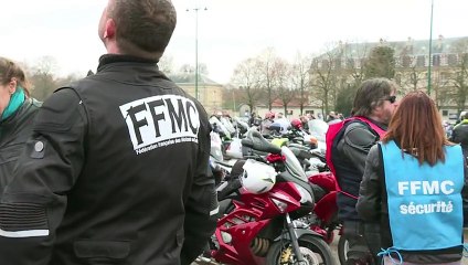 Manifestation de motards contre une mise au banc à Paris