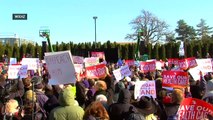 Thousands turn up to rally against the repeal of Obamacare