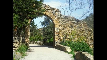 Promenade à Castelnou au pays Catalan