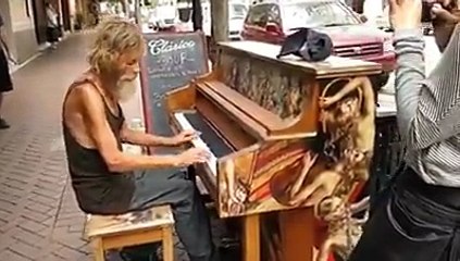 Colocaram um piano em um lugar público e mendigo pediu para tocar, veja que lindo.