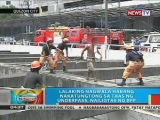 Lalaking nagwala habang nakatungtong sa taas ng underpass sa Quezon City, nailigtas