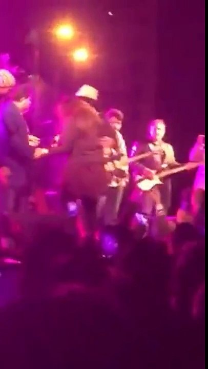 Atif Aslam Live Performance - ATIF ASLAM Saved A Girl From Being Harassed