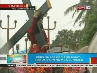 Krus na 700 kilo ang bigat, ipinrusisyon ng mga sundalo sa Pili, Camarines Sur