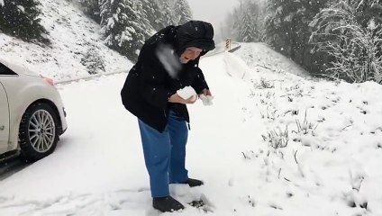 A 101 ans, elle découvre pour la première fois la neige !