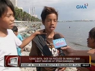Ilang bata, sige sa pagligo sa Manila Bay kahit marumi at ipinagbabawal