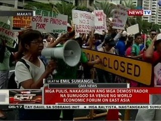 Mga pulis, nakagirian ang mga demostrador na sumugod sa venue ng World Economic Forum on East Asia