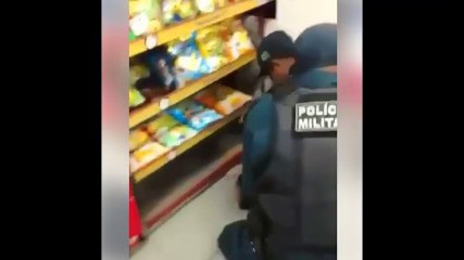 Policial aplica Mata Leão para imobilizar Homem