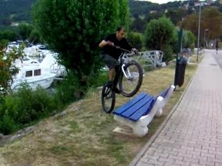 vtt trial street: traverser d'un banc