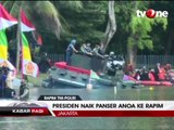 Hadiri Rapim TNI, Presiden Jokowi Naik Panser Anoa