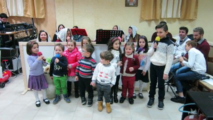 I bimbi cantano alla gloria di Dio