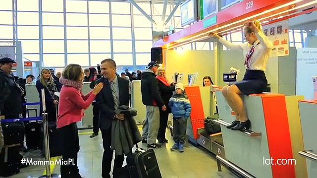 L'uomo consegna il passaporto al check-in... E guardate cosa combina l'hostess!