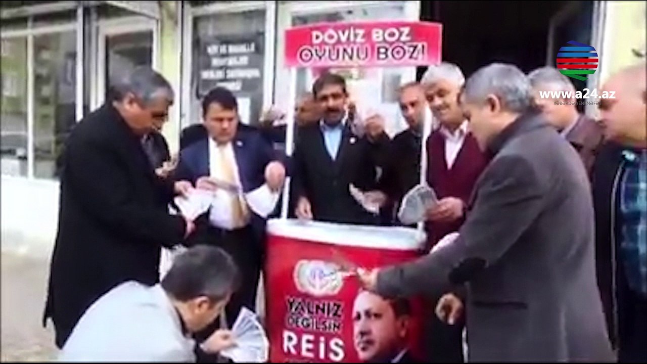 Türklər dollara burnunu silib yandıraraq etiraz etdi