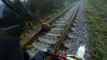 Ce motard tombe sur un chien abandonné au milieu d'une voie ferrée, enfermé dans un sac