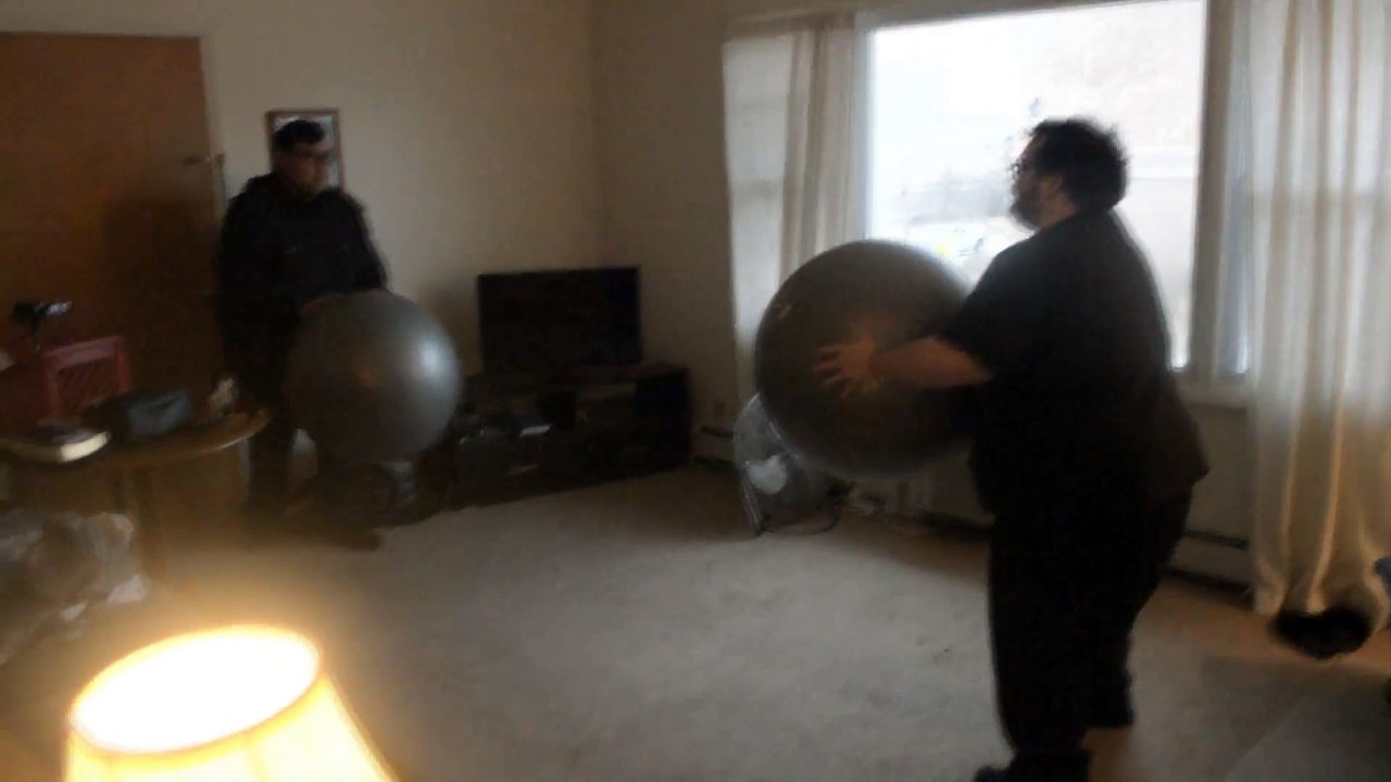 Ces 2 obèses vont tenter un truc un peu risqué... Yoga Ball FAIL