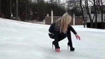 Cette femme pense pouvoir monter une pente gelée avec ses talons aiguilles
