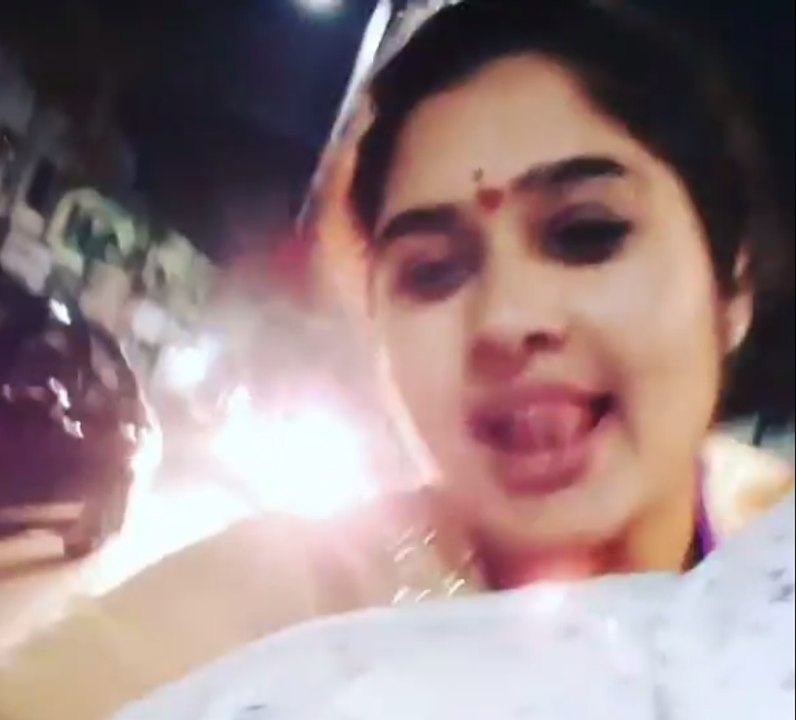 ప్రియా ఆంటీ నెక్ల్స్ రోడ్ లో బాయ్ ఫ్రెండ్ తో కలిసి మీరు చూస్తా షాక్ అవతారు