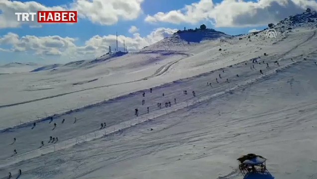 Güneşli havada kayak keyfi