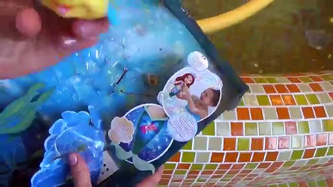 Идём в бассейн и распакуем куклу Принцесса Ариэль Дисней для купания Ariel Princess in the pool