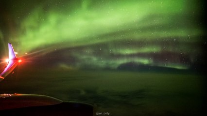Les aurores boréales filmées depus le hublot d'un avion