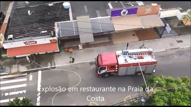 Bombeiros combatem incêndio em restaurante na Praia da Costa