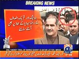 Supreme Court ky bahir Khawaja Saad Rafique ki guftagu kay dauran peche khare Imran Khan muskurate rahe- Watch Video