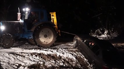 Un véhicule percute l'arrière d'un tracteur venu le remorquer