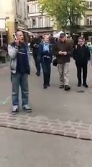 Un homme ivre s'énerve "au téléphone"