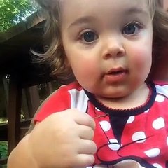 Cette gamine voit pour la première fois ses sourcils... Sa réaction est à mourir de rire !