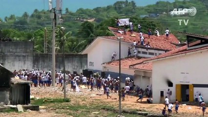 URGENTE: Policía dispara balas de goma contra presos en Brasil