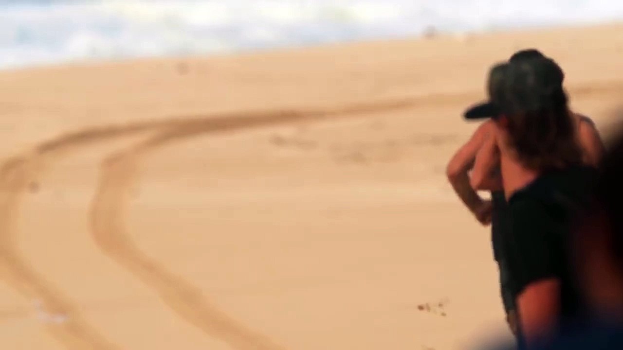 Le surfeur Kalani Chapman avalé par une vague immense a failli se noyer