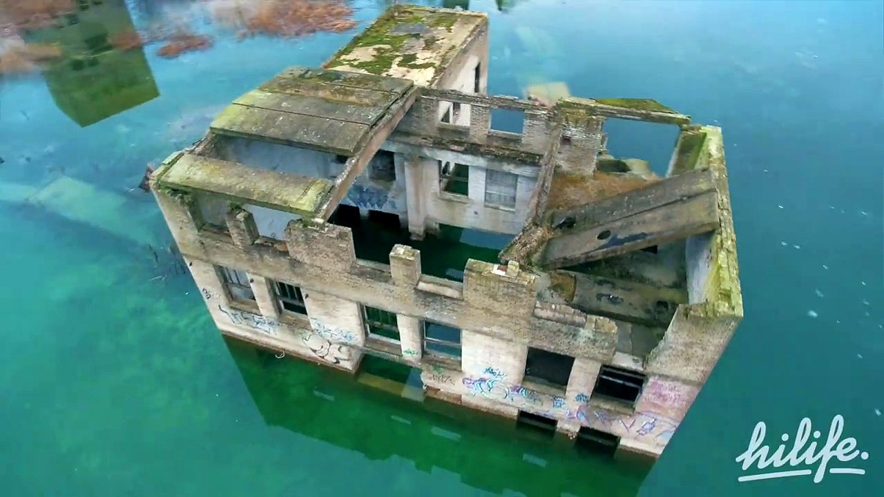 Session de patins à glace sur un lac gelé au dessus d'une prison