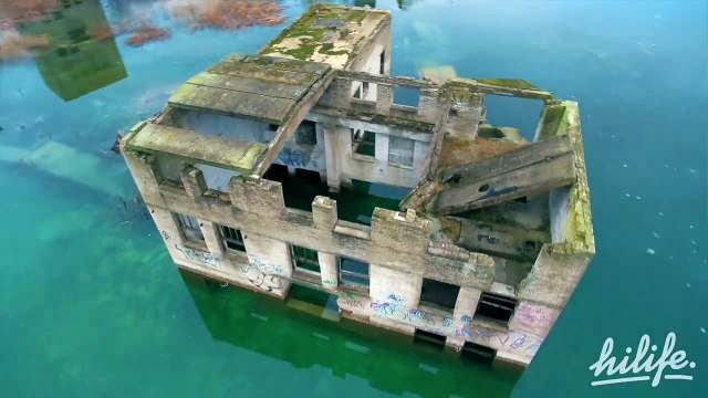 Session de patins à glace sur un lac gelé au dessus d'une prison