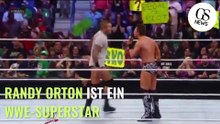 La star du catch Randy Orton hypnotisé par la poitrine d'une fan !