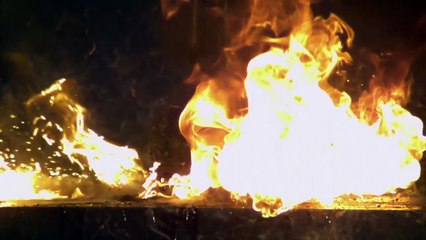 Crushing A Nokia 3310 With A Hydraulic Press