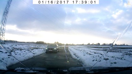 Il faut toujours dégager la neige sur le toit de sa voiture, sinon voilà ce qui arrive ...