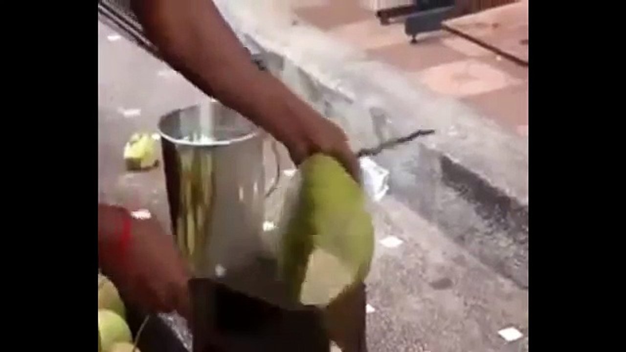 Awesome Nariyal Pani Wala - whatsapp unbelievable video - YouTube