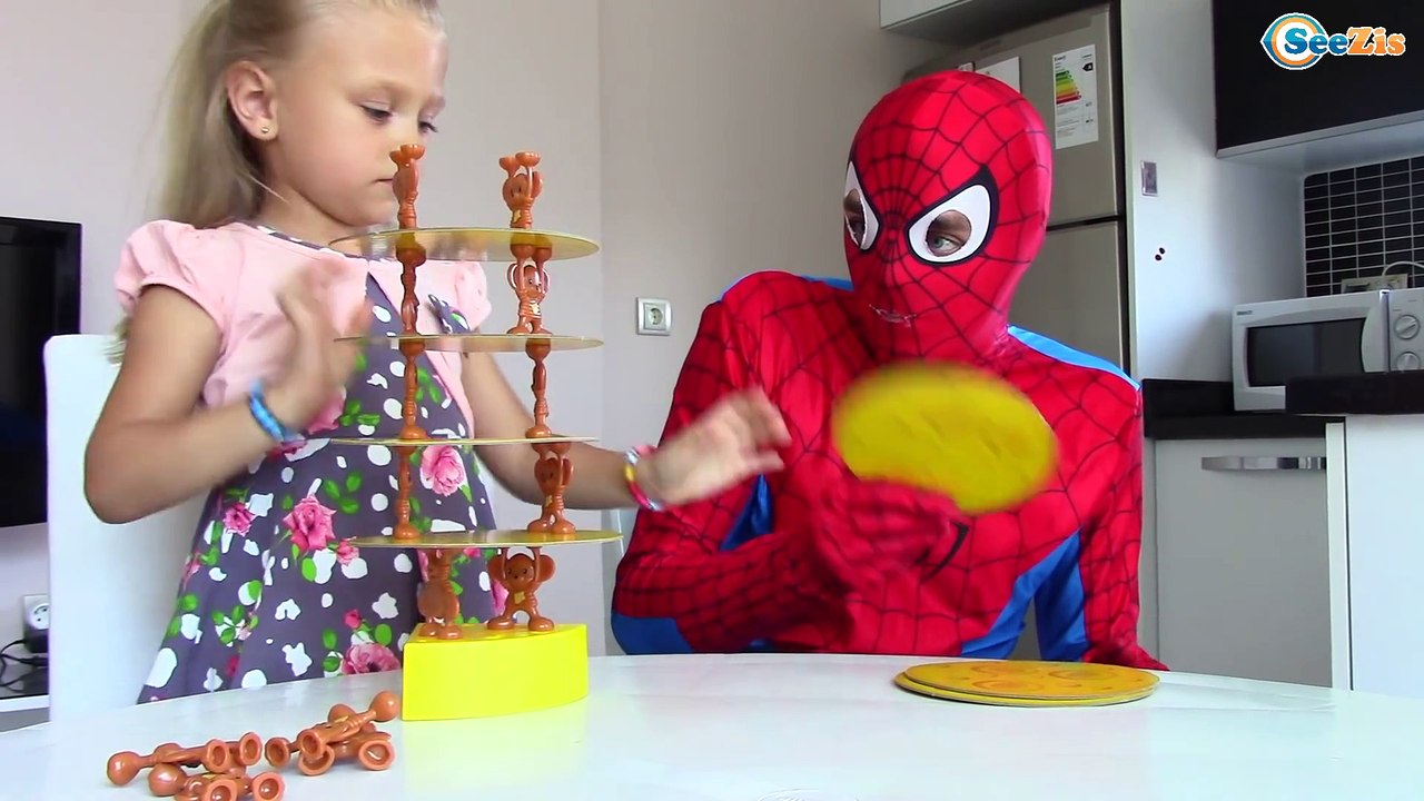 SpiderMan. Ярослава и Человек Паук играют в игр...