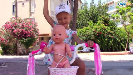 Беби Бон. Ярослава купается в море с Куклой. Видео для детей. Baby Born Doll Bath Time