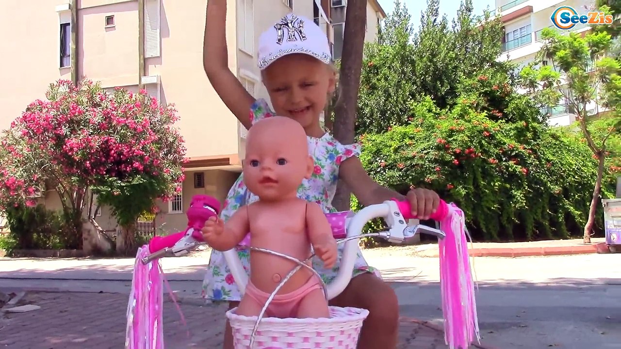 Беби Бон. Ярослава купается в море с Куклой. Видео для детей. Baby Born Doll Bath Time