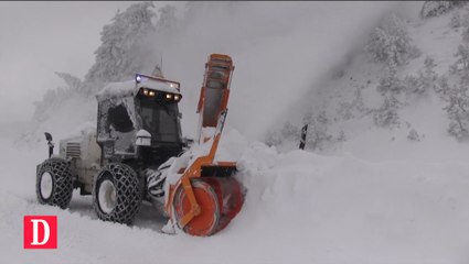 Déneigement spectaculaire au Plateau de Beille