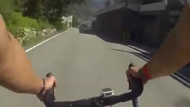 Joaquim Rodriguez chute par-dessus une glissière de sécurité