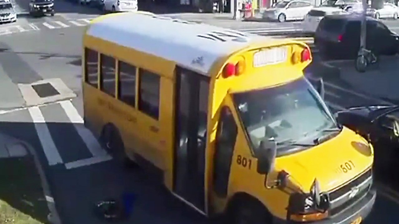 Un bus scolaire écrase une femme