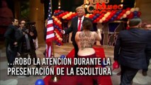¡Con los senos al aire! Mujer protagonizó una particular protesta ante Trump de cera