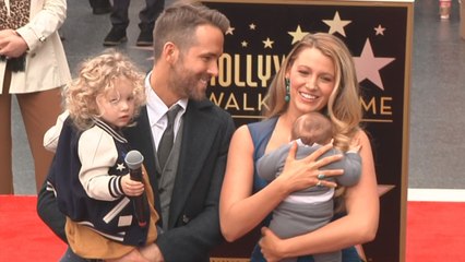 Ryan Reynolds y Blake Lively posan por primera en familia y con su estrella de Hollywood