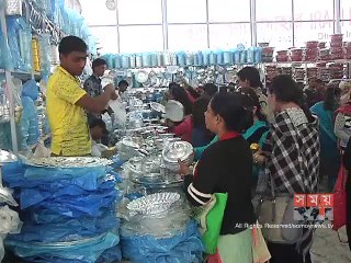 বাণিজ্য মেলায় অ্যালুমিনিয়ামের প্যাভিলিয়নে নারীদের আনাগোনা