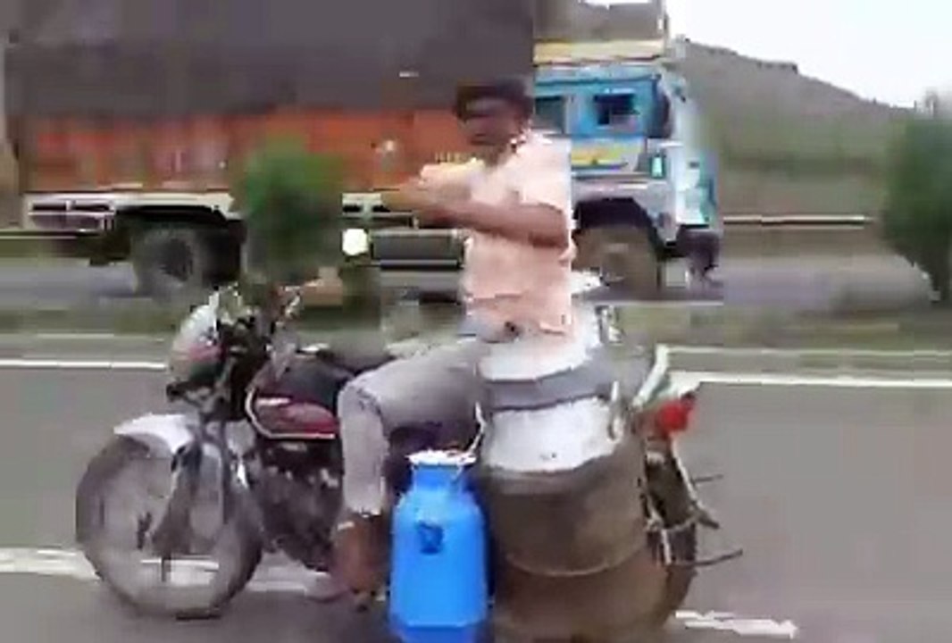 دودھ والا ہے یا سٹنٹ مین کمال کے سٹنٹ کر رہا ہے موٹر سائیکل پر